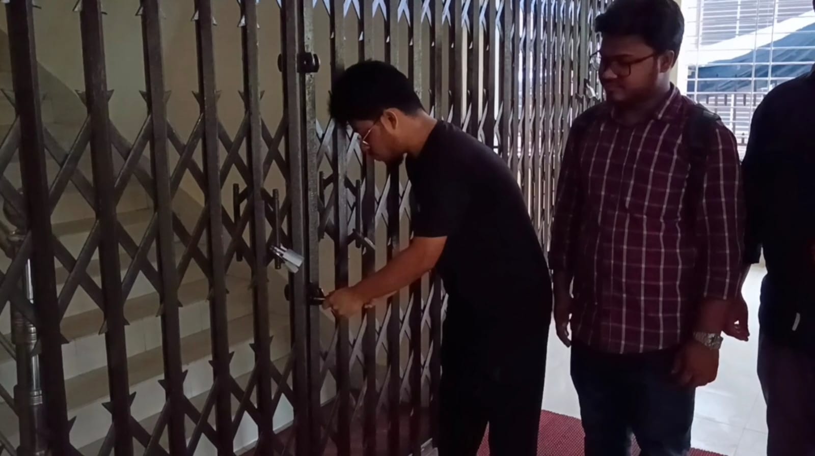 বরিশালে স্বাস্থ্য পরিচালককে অপসারণের দাবিতে টানা তৃতীয় দিনের বিক্ষোভ